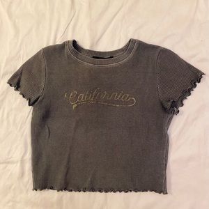 Cropped gray “California” shirt